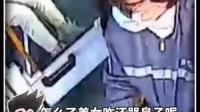 12月24日，山东青岛一公交车上有女孩哭泣，公交司机刘雪飞的举动太暖心了！