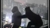 生死瞬间！26日，安徽合肥一少女欲跳楼轻生。民警瞅准时机，奋力一拉，抱住女孩！