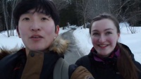 韩国男人和他的法国女友在阿尔卑斯山滑雪