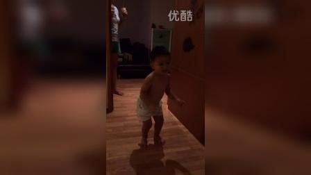 两岁半宝宝学跳舞