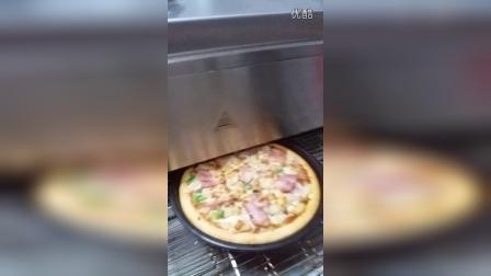 培根菠萝披萨出炉视频