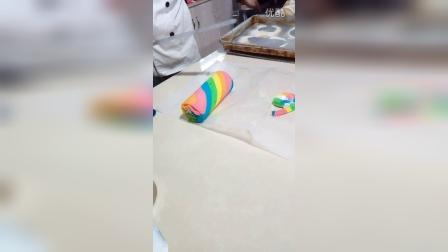 《彩虹蛋糕卷》蛋糕卷出炉切片
