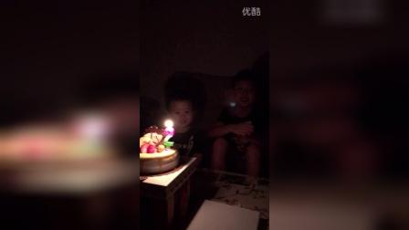 小坦克两岁的生日～台北家里庆祝吃蛋糕