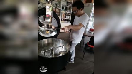 台湾三益创价生技吴宇建董事长在指导烘焙咖啡，此咖啡已经经吴宇建董事长亲自发酵计划做咖啡酒的原料和精品咖啡豆。
