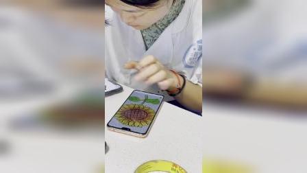 同学们在菏泽百甲蛋糕培训学校，练习蛋糕技术真的太棒了，做个美哒哒的裱花师，工作轻松且干净。