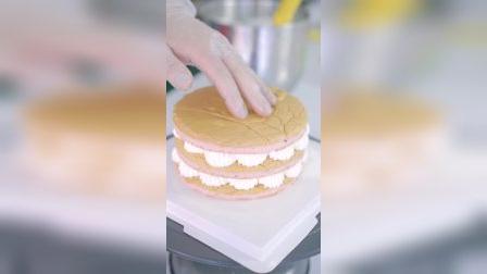 #福州西点蛋糕培训学校 带你#学蛋糕制作 ：这款超实用的奶油草莓蛋糕，赶快跟着#福州西点烘焙培训学校  的老师一步步#学做生日蛋糕，一起品尝这甜甜的幸福味道吧！