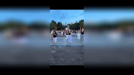 麻阳飘飘：热爱生活，热爱舞蹈，热爱健康，追求快乐四部曲《不跪的花》《我记得你眼里的依恋》《无憾》《我们站着就是理由》！为啥全女人舞蹈男人呢？