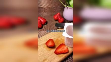 自制草莓果冻，做法超级简单，大人小孩都爱吃！