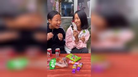 童年趣事：姐姐不让妹妹吃棒棒糖