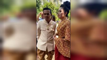 老挝婚礼，要求新娘亲一下新郎，这是什么操作？