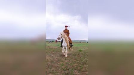 内蒙古草原，美丽的草原姑娘。骑白马的不一定是王子！