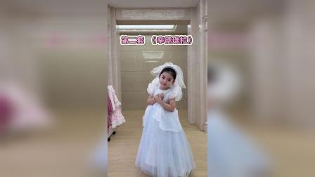 等我小了也想这样穿 哪个女孩能拒绝公主裙呀