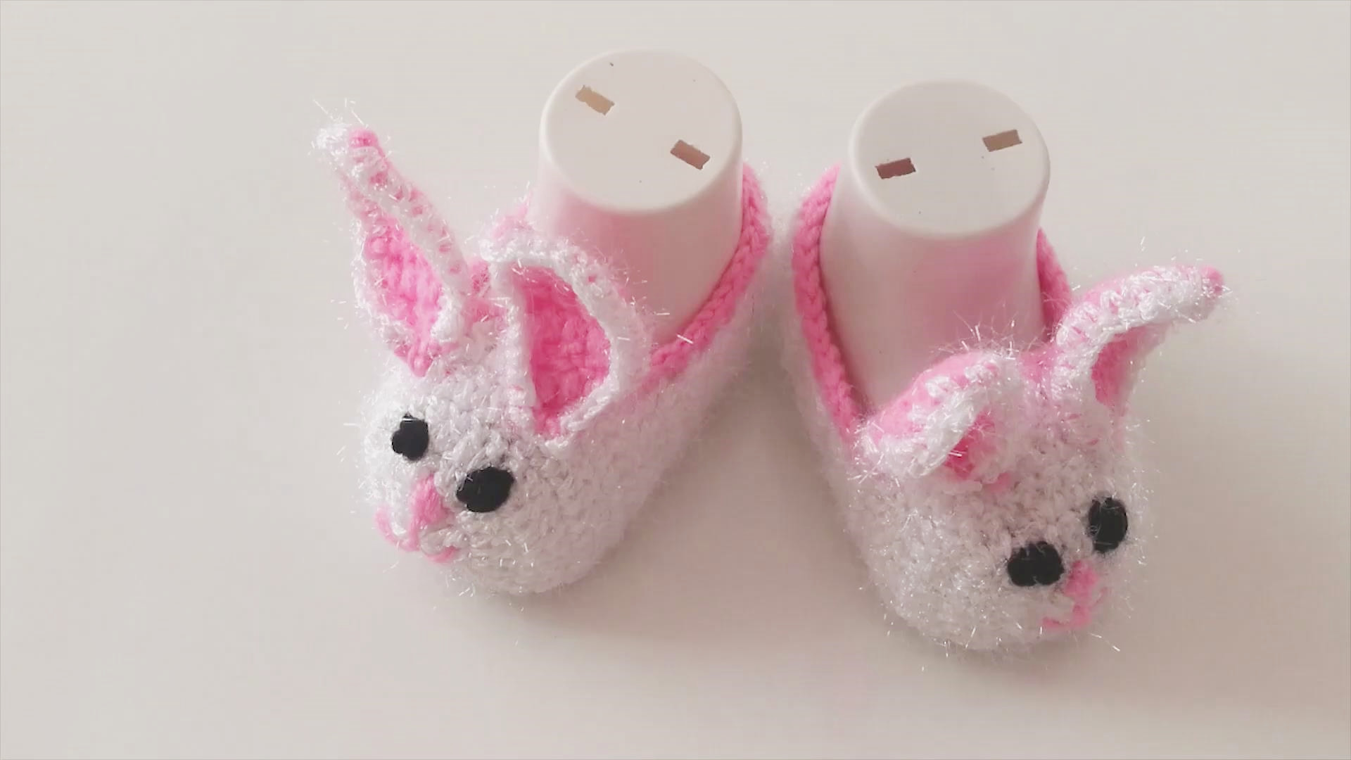 「钩针编织」可爱的小兔子婴儿鞋图解和视频