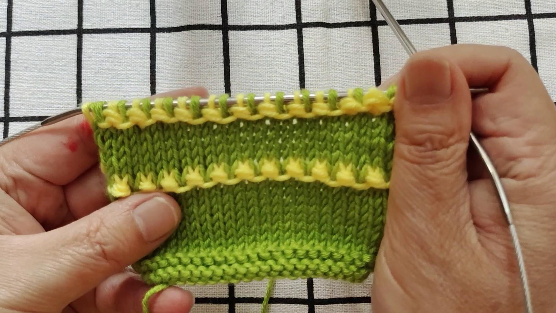 配色横条颗粒花编织教程，适合手工编织女士毛衣和童装款毛衣详细教程