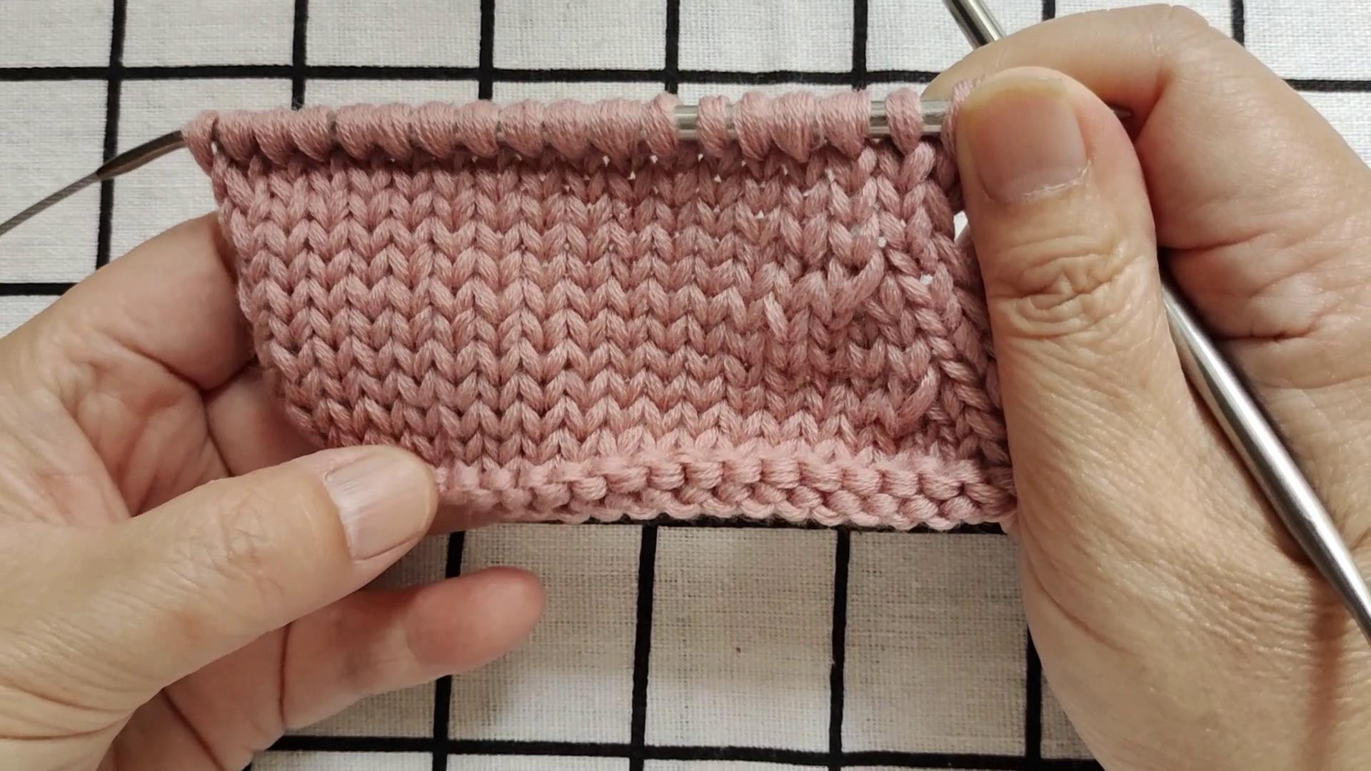 留两针边收小燕子针的方法，简单易学，适合编织平针款式的毛衣视频教程