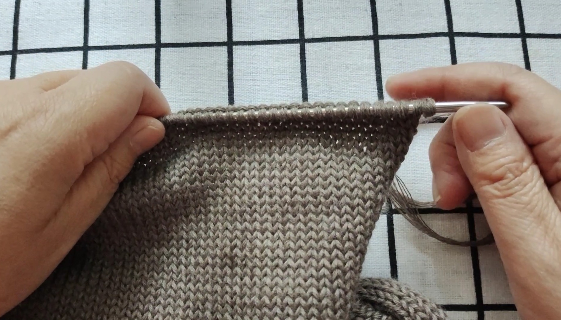 毛衣最简单的一种平收针方法教程，适合各种款式的毛衣收针视频教程